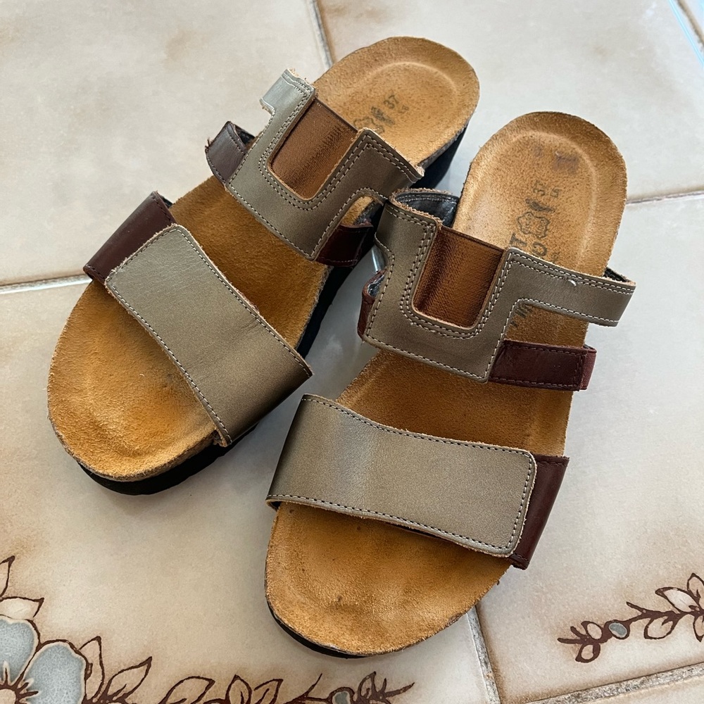 Naot Woman’s Slide Sandal in Gold and Brown.Size 7
